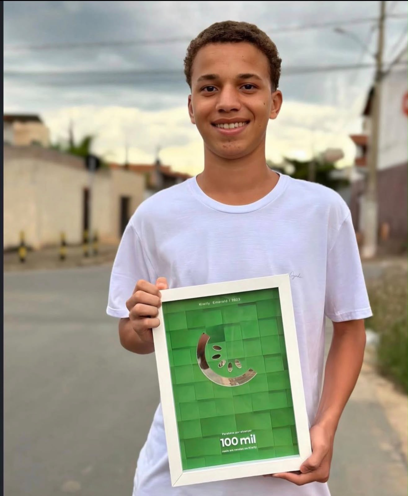 Aluno com a placa de 100 mil em vendas